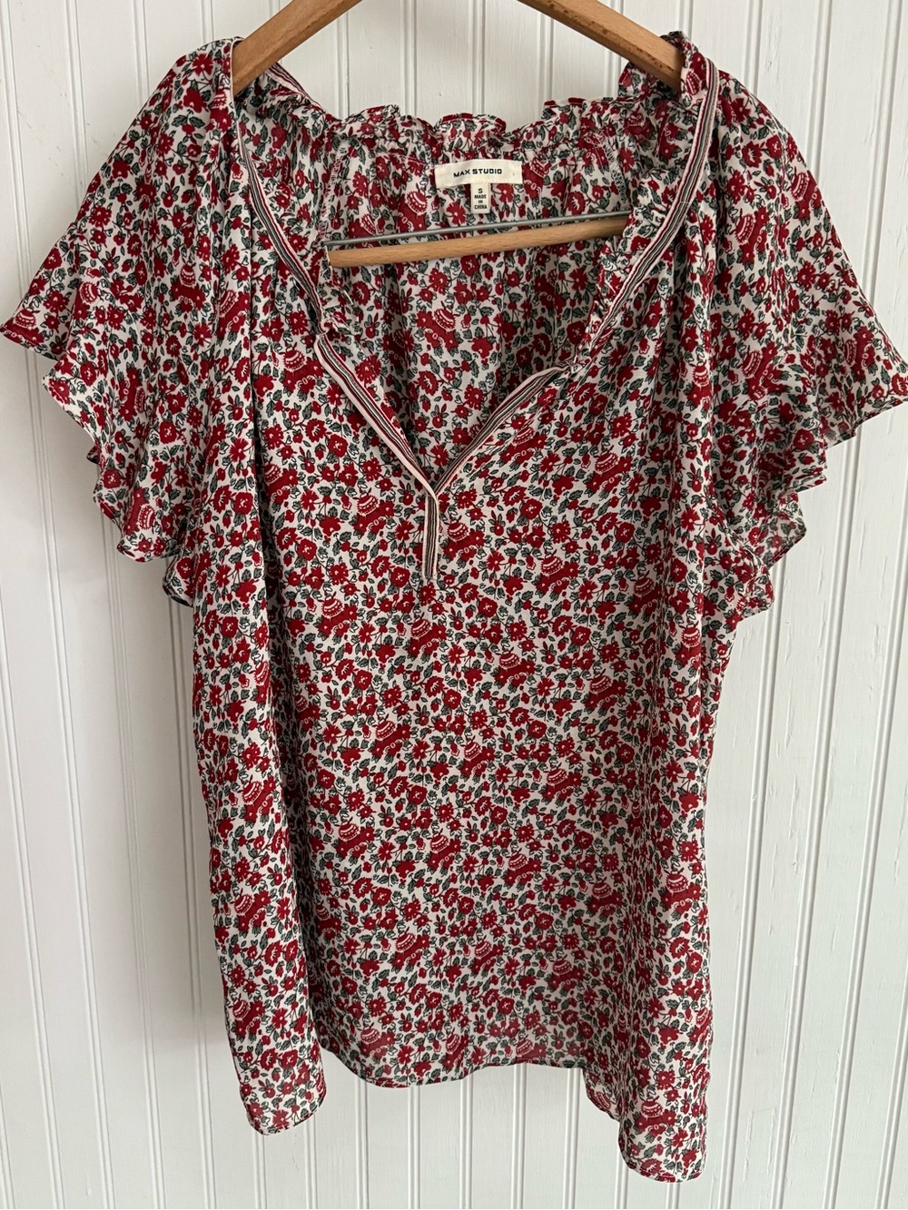 Max Studio Red and White Floral V-Neck Flutter Sleeve Top Size S
